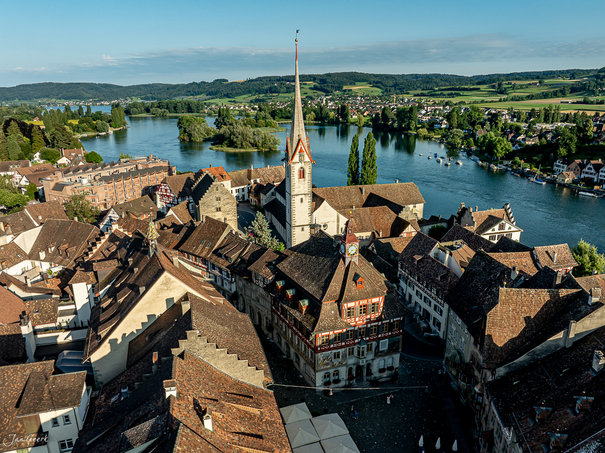 Luftaufnahme Stein am Rhein mit Kirche und Rheinfluss im Sommer Ostschweiz Schweiz Jan Geerk Fotograf Basel