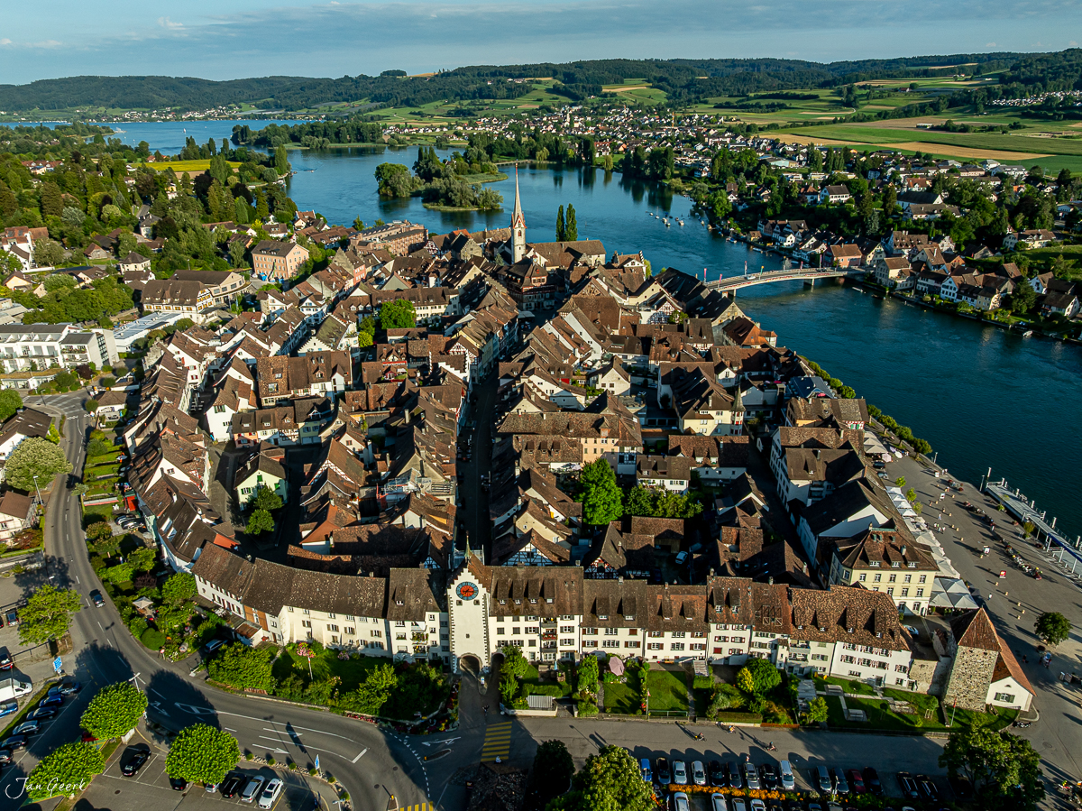 Luftaufnahme der Altstadt Stein am Rhein mit Kirche und Rheinfluss im Sommer, Ostschweiz – Jan Geerk Fotograf Basel