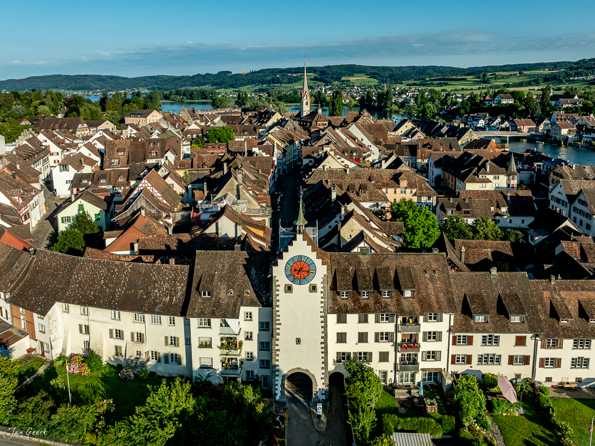 Luftaufnahme der Altstadt Stein am Rhein mit Kirchturm und Rheinfluss im Sommer, Ostschweiz – Jan Geerk Fotograf Basel