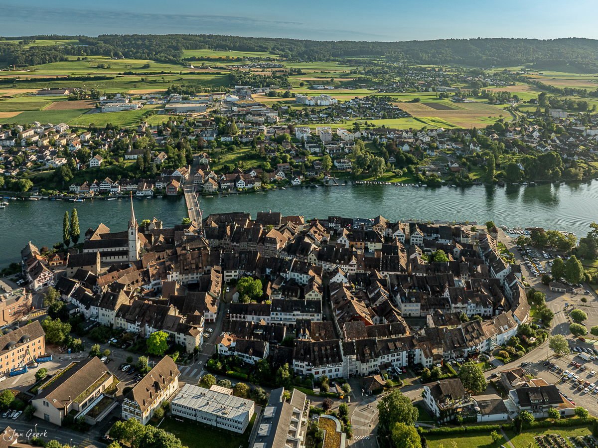 Luftaufnahme der Altstadt Stein am Rhein mit Rheinfluss an sonnigem Sommertag, Ostschweiz, Schweiz – Jan Geerk Fotograf Basel