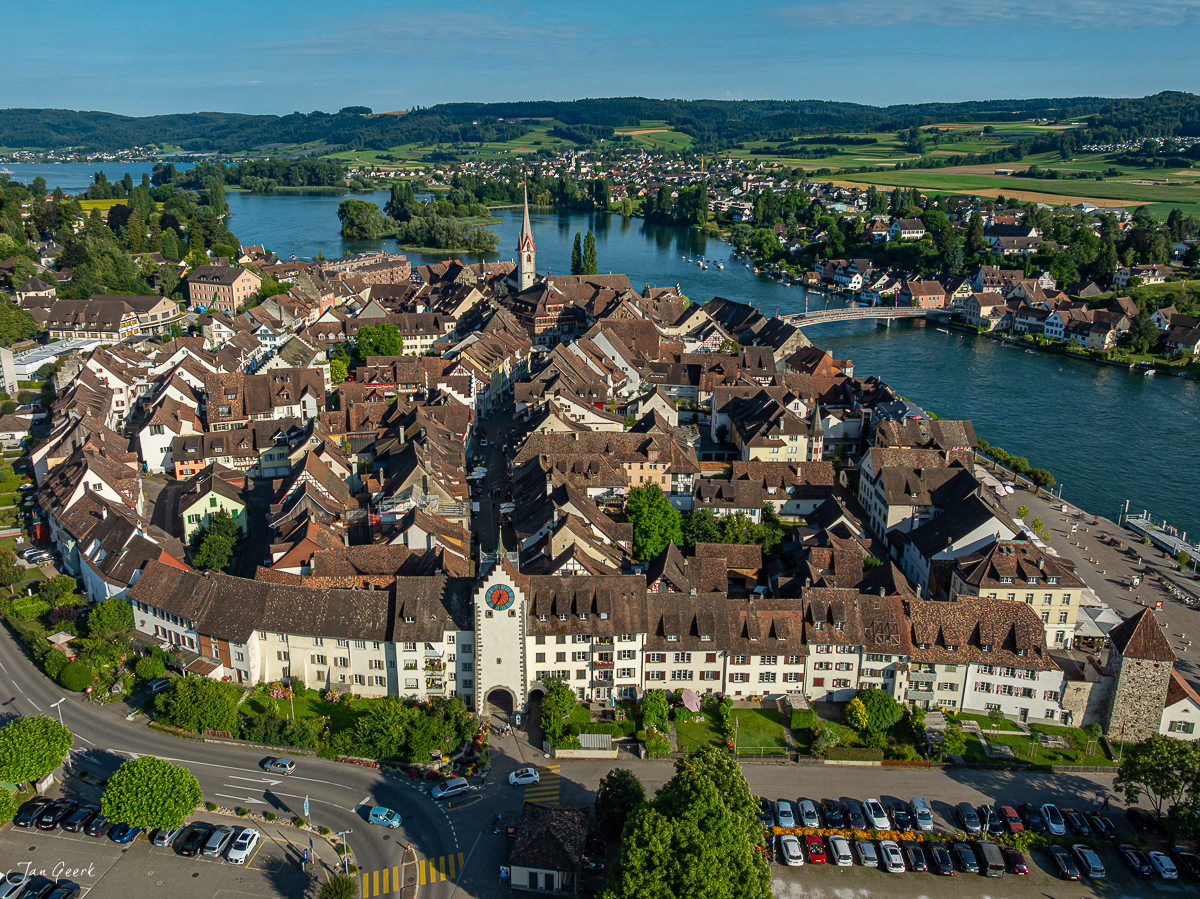Luftaufnahme der Altstadt Stein am Rhein mit Kirche und Rheinfluss im Sommer, Ostschweiz – Jan Geerk Fotograf Basel