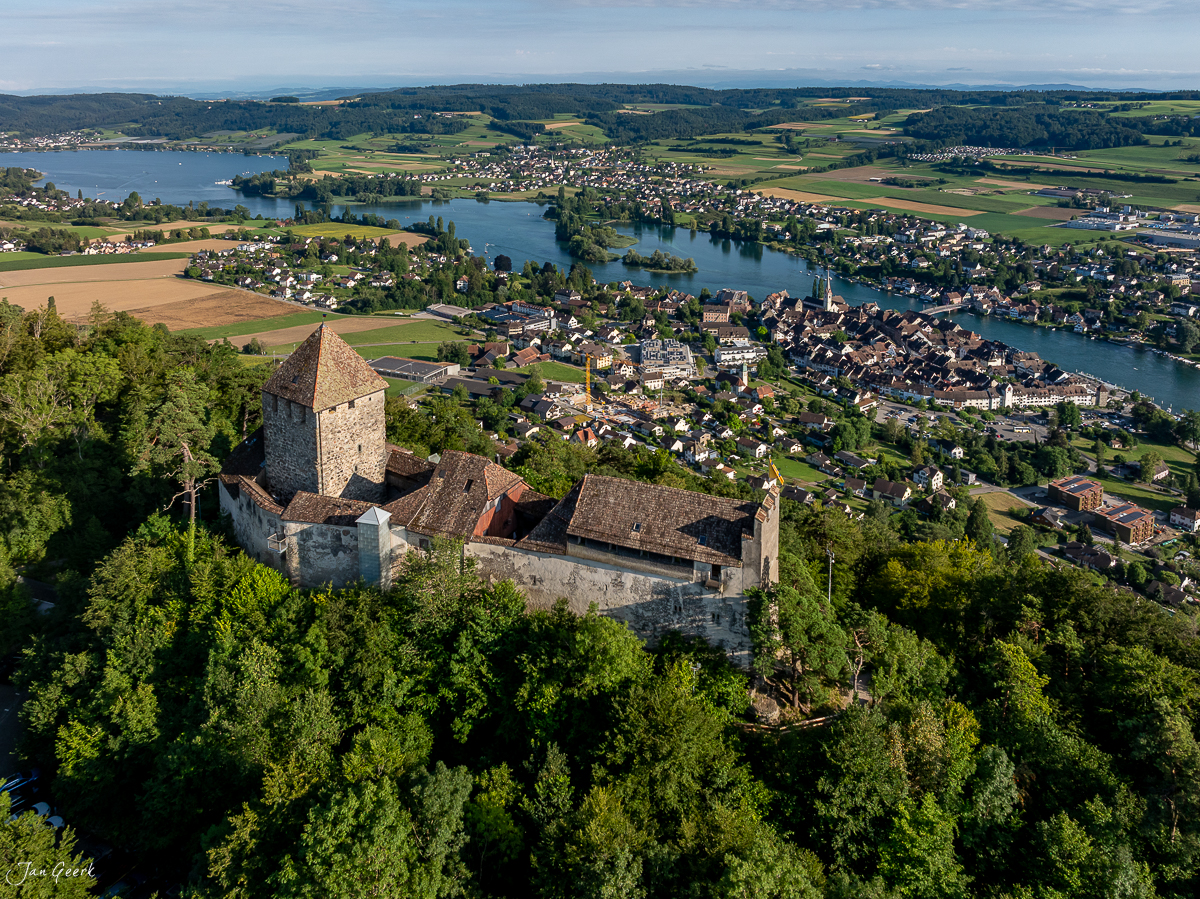 Mittelalterliche Burg Stein am Rhein mit Altstadt und Flusslandschaft im Sommer, Ostschweiz – Jan Geerk Fotograf Basel