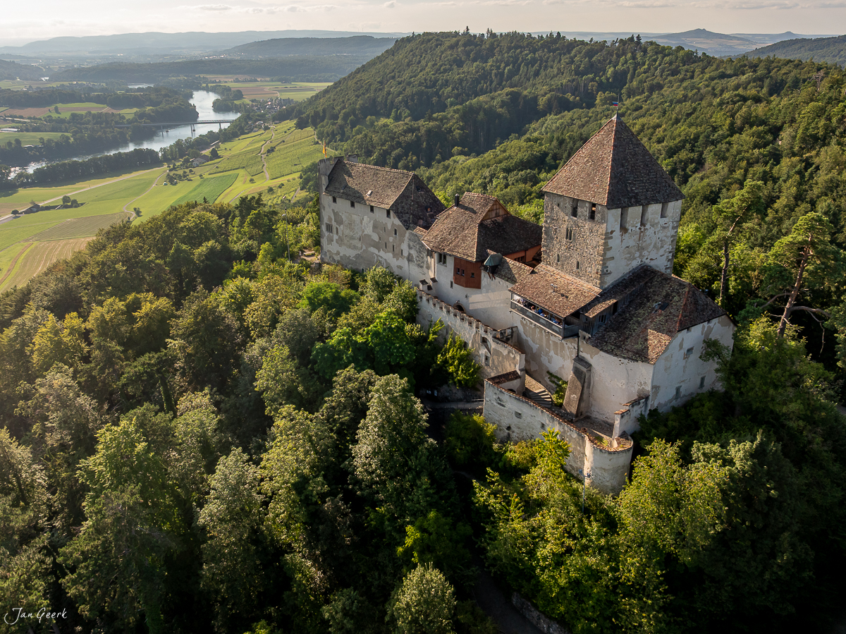 Mittelalterliche Burg Stein am Rhein mit Türmen, umgeben von Wäldern, Flusslandschaft im Sommer, Ostschweiz – Jan Geerk Fotograf Basel