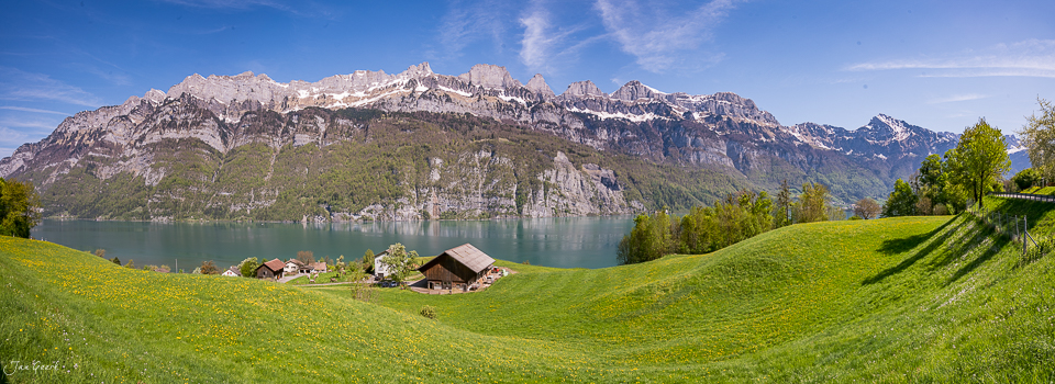 Alpweide mit Bergsee und Churfirsten, Frühlingslandschaft Walensee Ostschweiz Schweiz – Jan Geerk Fotograf Basel