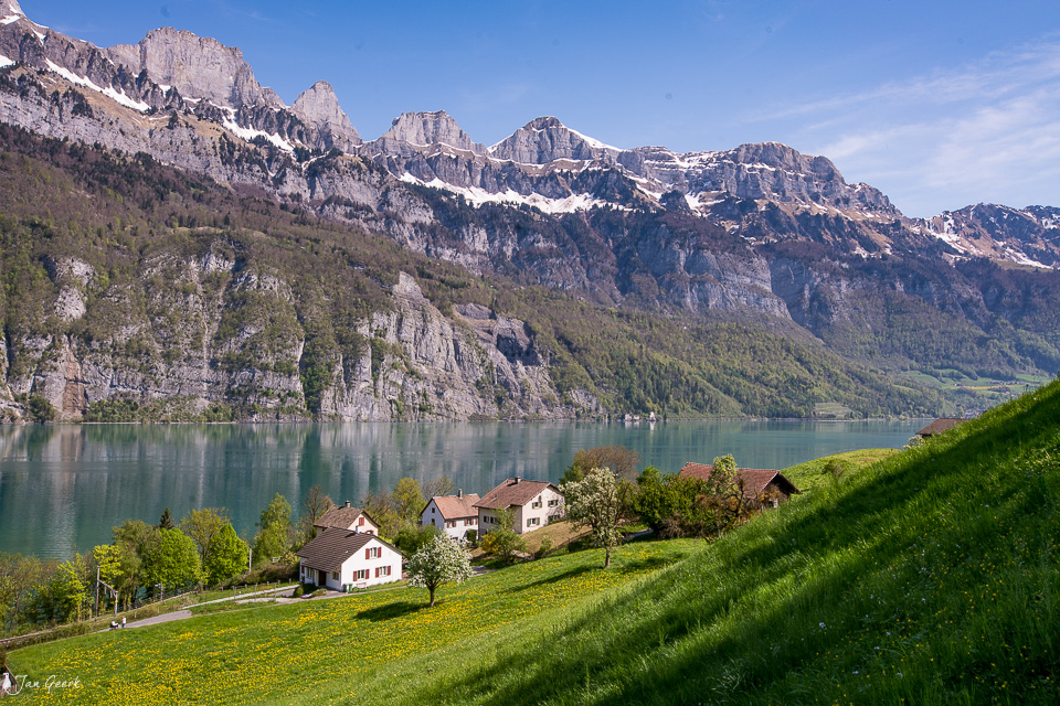 Alpendorf am Walensee mit Churfirsten im Hintergrund, Frühlingslicht, Ostschweiz, Schweiz – Jan Geerk Fotograf Basel