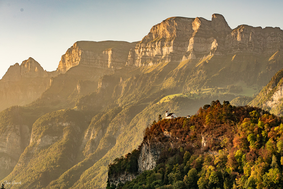 Churfirsten Bergmassiv mit Herbstlicht und Kirche im Walensee-Tal, Ostschweiz – Jan Geerk Fotograf Basel