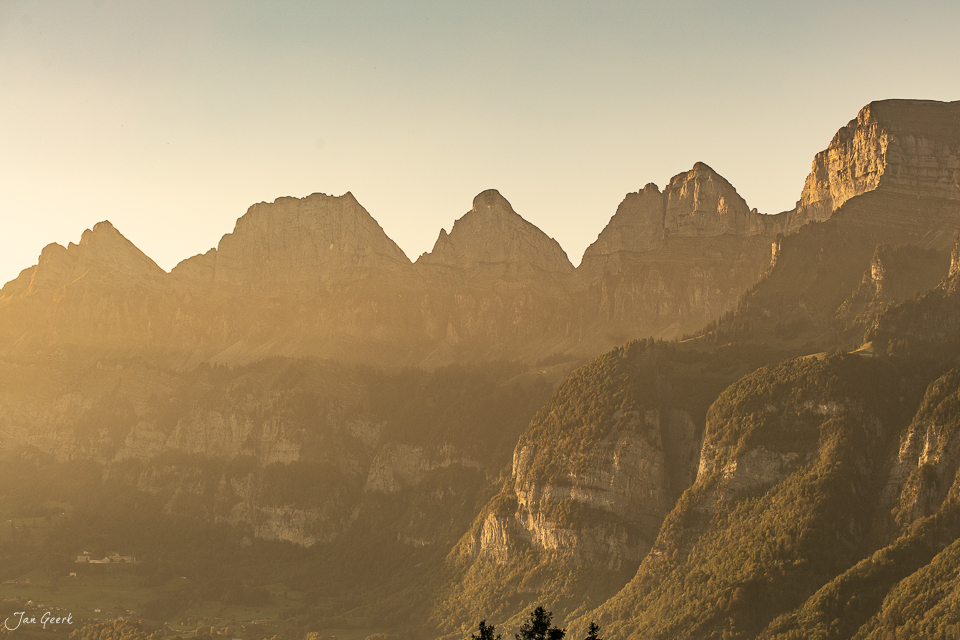Churfirsten Bergkette im goldenen Herbstlicht, Walensee Region Ostschweiz – Jan Geerk Fotograf Basel