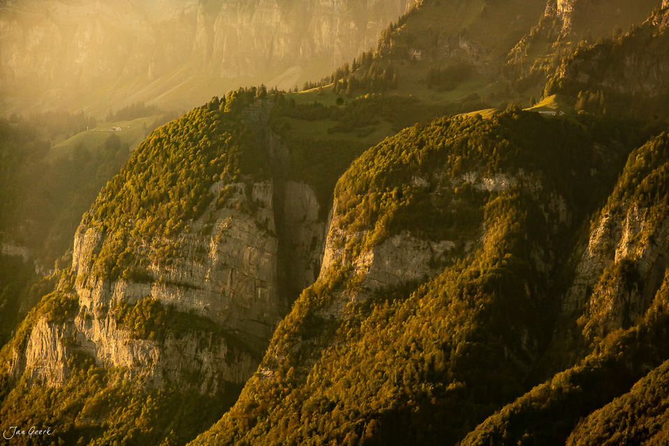 Herbstliches Berglicht über Walenstadt mit Churfirsten-Bergketten und Wald-Ostschweiz Schweiz – Jan Geerk Fotograf Basel