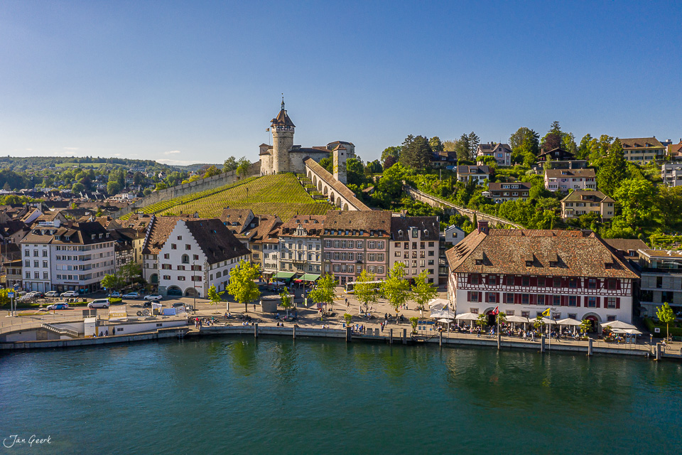 Luftaufnahme Schaffhausen mit Munot, Rhein und historischer Altstadt im Kantlicht, Ostschweiz – Jan Geerk Fotograf Basel