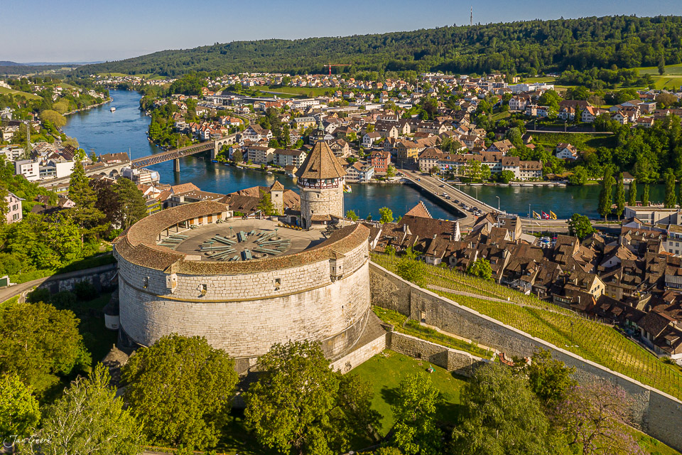 Munot Festung und Rhein in Schaffhausen, Luftaufnahme mit Kantlicht, Sommer, Ostschweiz – Jan Geerk Fotograf Basel