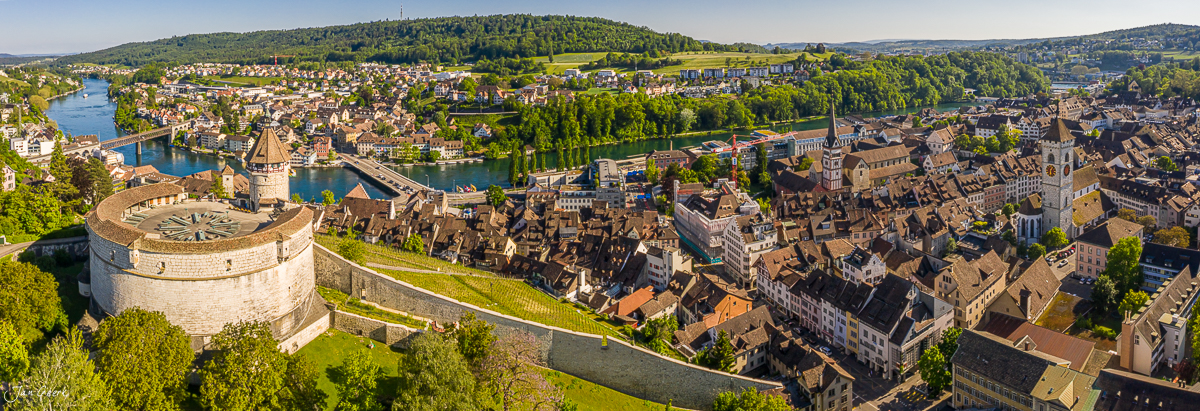 Luftaufnahme Schaffhausen mit Munot Turm, Rhein und Altstadt bei Tageslicht, Ostschweiz – Jan Geerk Fotograf Basel