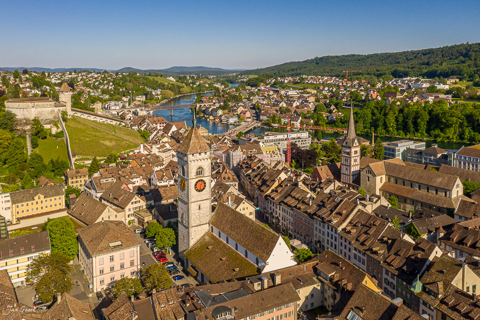 Luftaufnahme Schaffhausen mit Rhein, Münster und Altstadt bei Sonnenschein, Ostschweiz – Jan Geerk Fotograf Basel