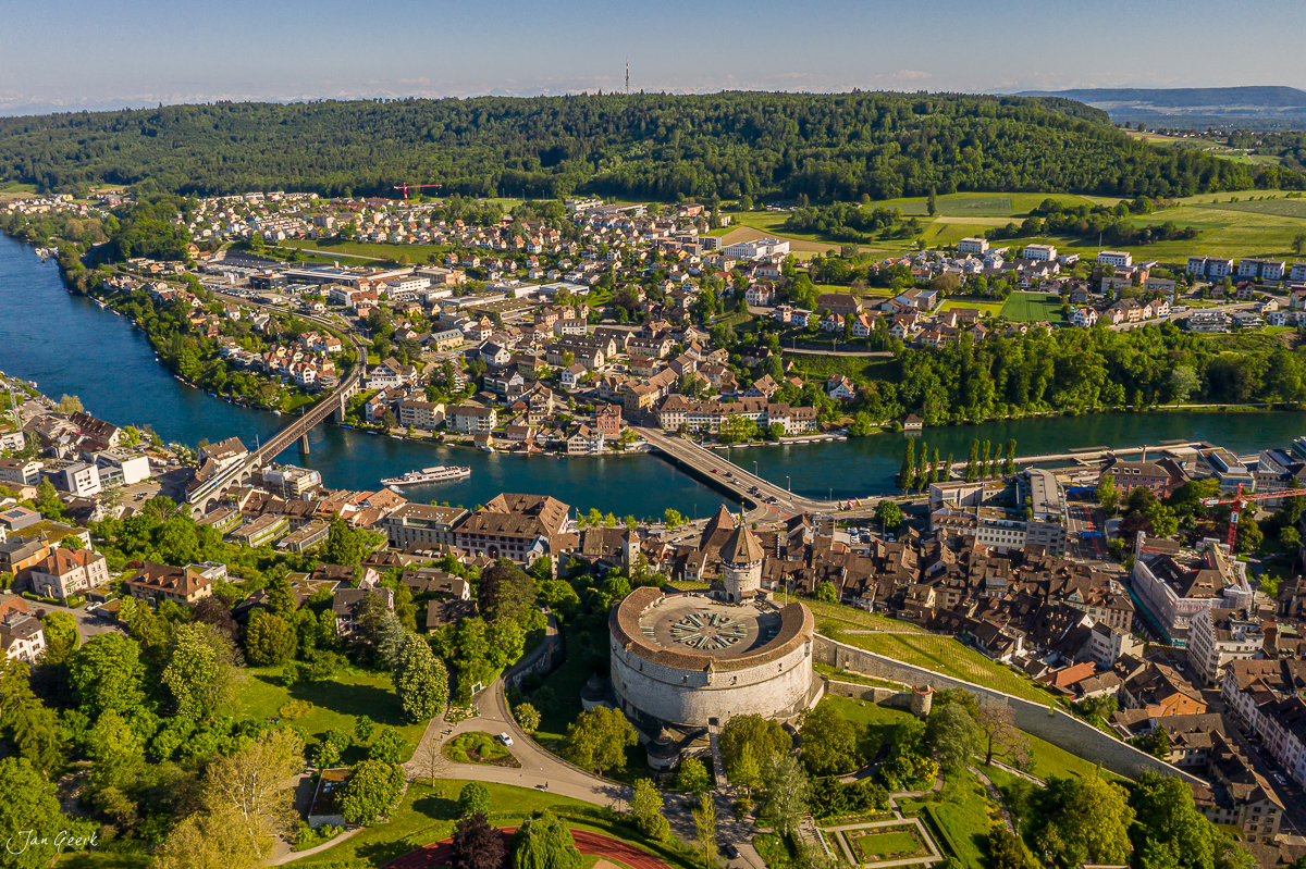 Luftaufnahme Schaffhausen mit Rhein, Munot-Festung und Rheinfallbrücke, grüne Landschaft, Sonnenlicht, Ostschweiz – Jan Geerk Fotograf Basel