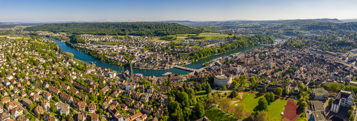 Luftaufnahme Schaffhausen mit Rhein und grünen Hügeln bei Kantlicht, Ostschweiz – Jan Geerk Fotograf Basel