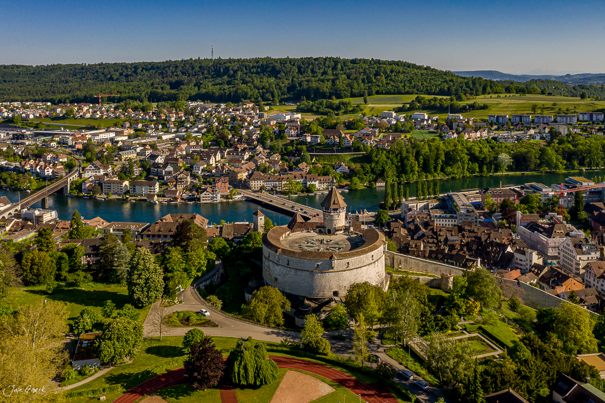 Luftaufnahme Schaffhausen mit Munot-Festung, Rhein und Stadt an sommerlichem Vormittag, Ostschweiz Schweiz – Jan Geerk Fotograf Basel