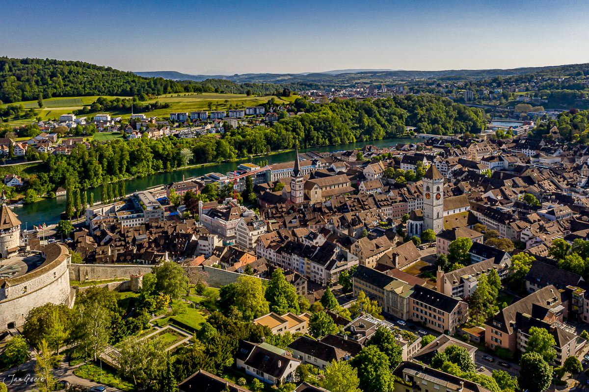 Luftaufnahme Schaffhausen mit Rhein, Altstadt und Rheinfall, Sommerlicht, Ostschweiz – Jan Geerk Fotograf Basel