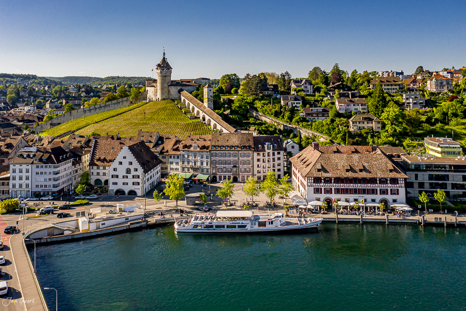 Schaffhausen Altstadt mit Munot-Festung, Rhein und Rheinfall bei Sonnenlicht, Ostschweiz – Jan Geerk Fotograf Basel