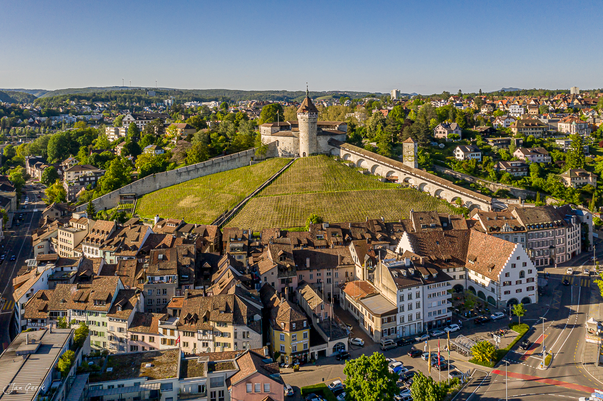 Mittelalterliche Altstadt mit Schloss Munot über dem Rhein, Luftaufnahme bei Frühlingslicht, Ostschweiz – Jan Geerk Fotograf Basel