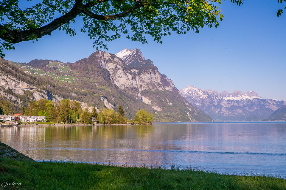 Walensee mit Uferpromenade und Bergpanorama im Frühling, Weesen Ostschweiz Schweiz – Jan Geerk Fotograf Basel
