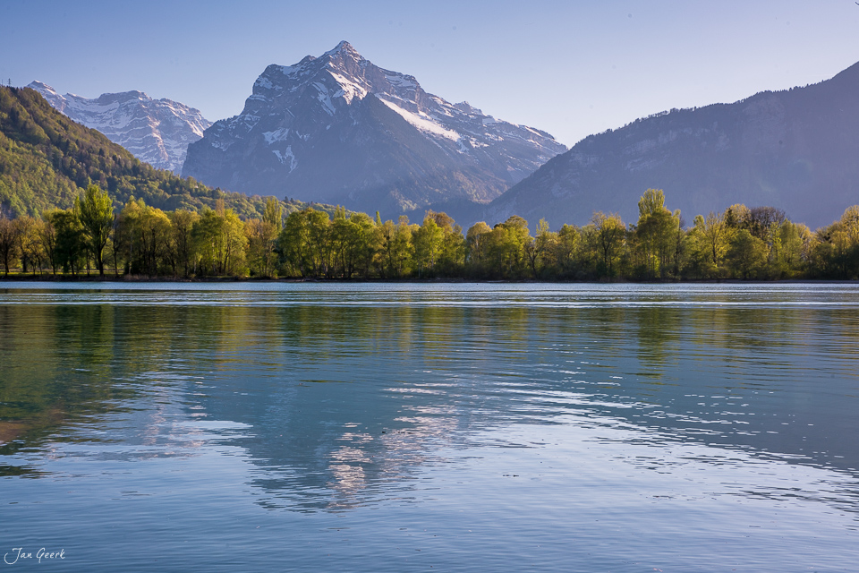 Walensee mit Bergpanorama im Frühling, Weesen Ostschweiz, Spiegelung im Wasser – Jan Geerk Fotograf Basel