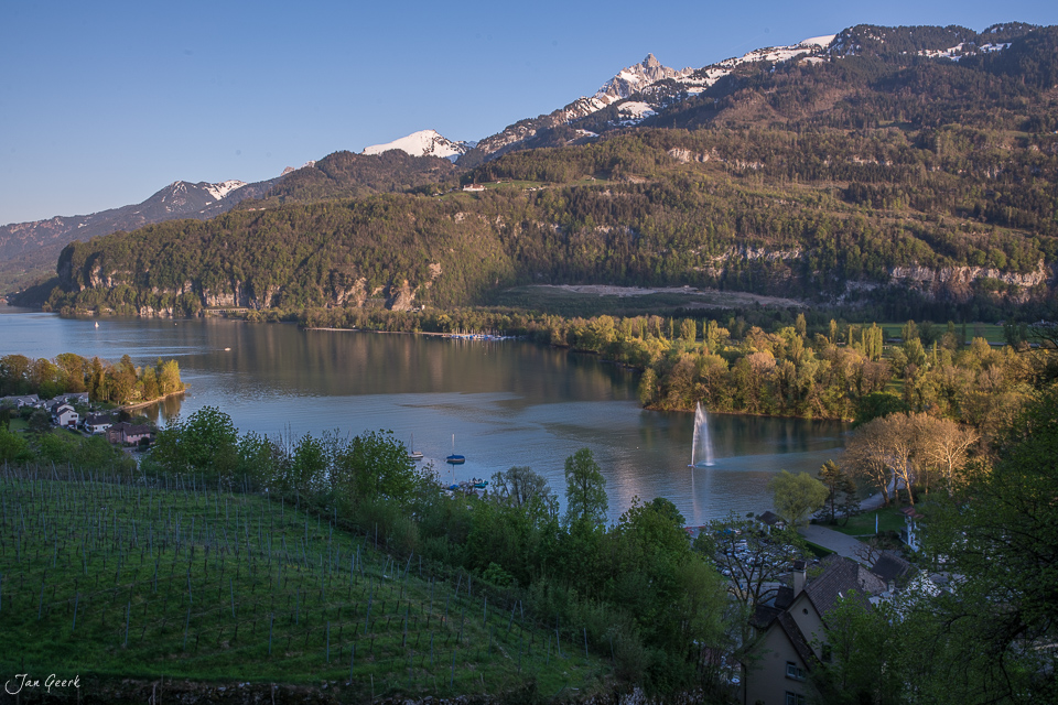 Walensee mit schneebedeckten Bergen, Frühjahrslichtstimmung, Ostschweiz Schweiz – Jan Geerk Fotograf Basel