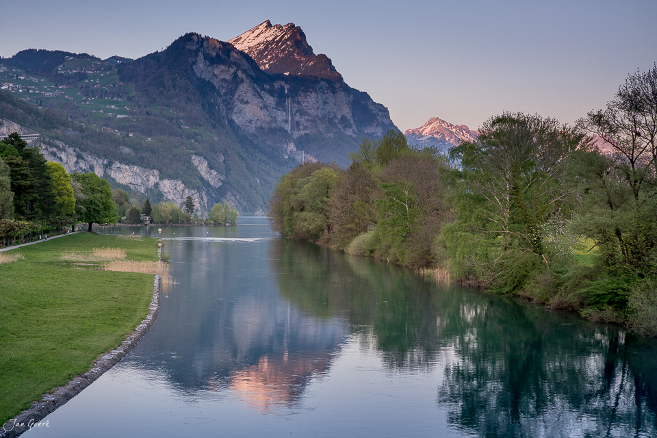 Walensee bei Weesen im Frühling mit Spiegelung und Bergpanorama Ostschweiz Schweiz Jan Geerk Fotograf Basel