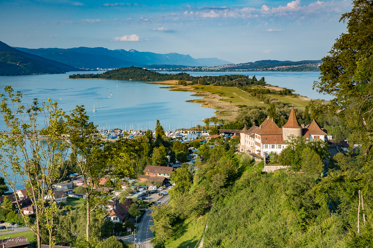 Schloss Ligerz am Bielersee mit Petersinsel, Seelandschaft im Sommer, Schweiz – Jan Geerk Fotograf Basel