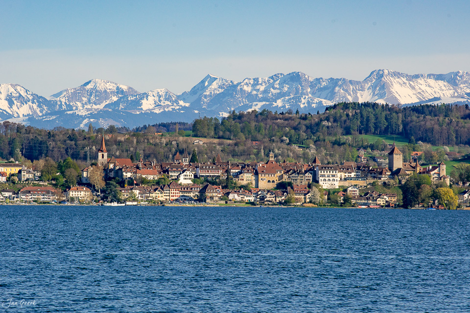 Murten am Murtensee mit Alpenblick im Frühling, Westschweiz – Jan Geerk Fotograf Basel