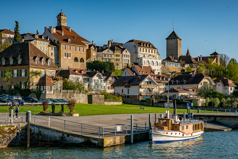 Altstadt Murten am Murtensee mit historischen Gebäuden und Booten im Frühling Seeland Schweiz Jan Geerk Fotograf Basel