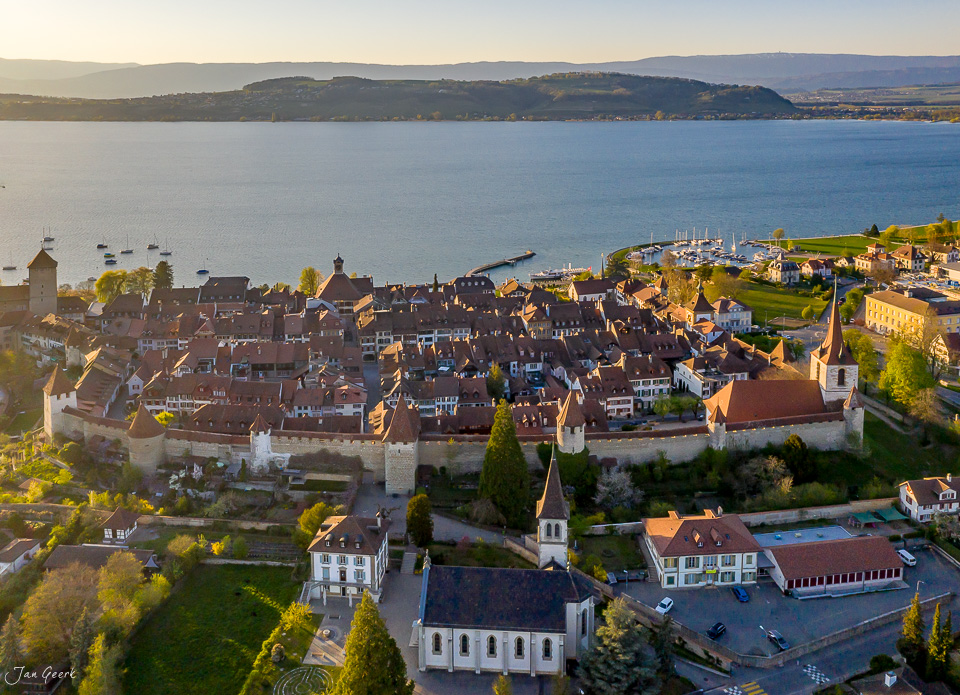 Mittelalterliche Altstadt Murten mit Murtensee im Frühling, Drohnenaufnahme, Kantlicht, Seeland Schweiz – Jan Geerk Fotograf Basel