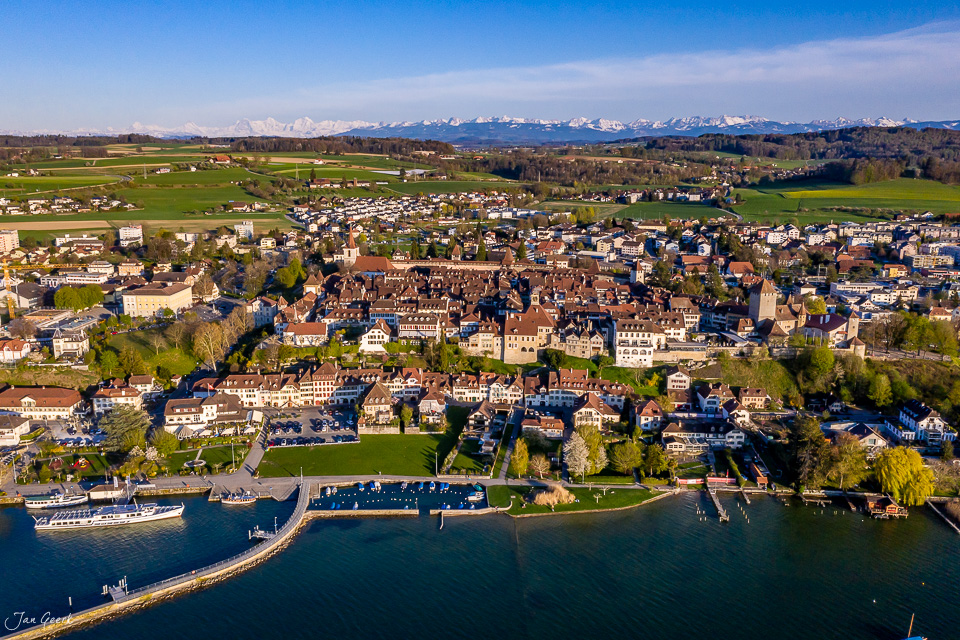 Luftaufnahme der Altstadt Murten am Murtensee im Frühling mit Alpenblick, Schweiz – Jan Geerk Fotograf Basel