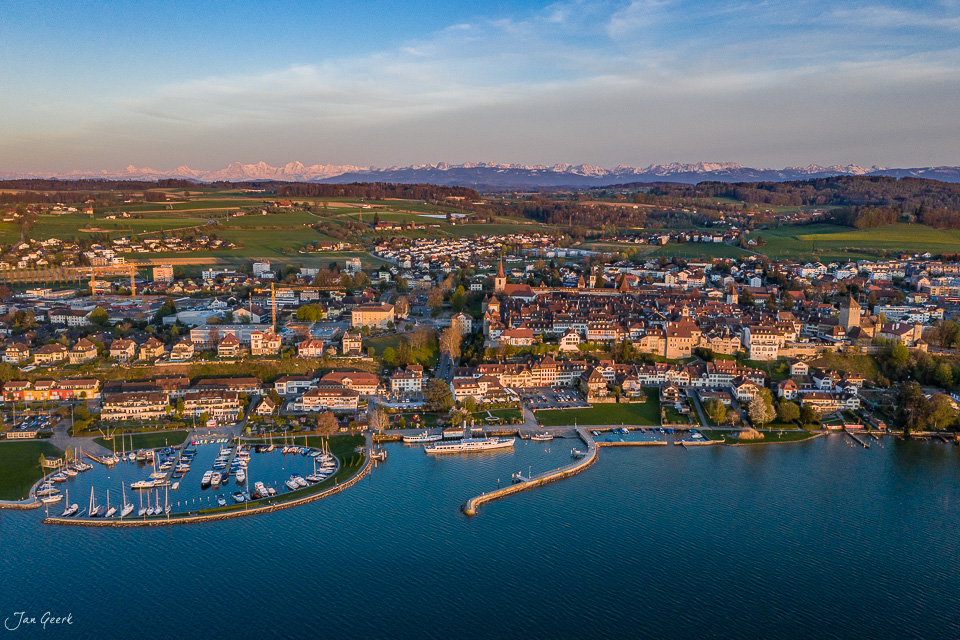 Luftaufnahme der Altstadt Murten am Murtensee mit Alpen im Frühling, Schweiz – Jan Geerk Fotograf Basel