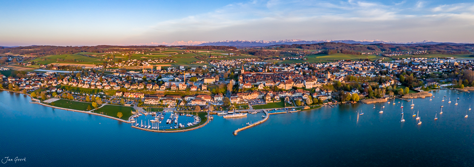 Luftaufnahme von Murten mit Murtensee, Segelbooten und Alpenblick im Frühling, Seeland Schweiz – Jan Geerk Fotograf Basel
