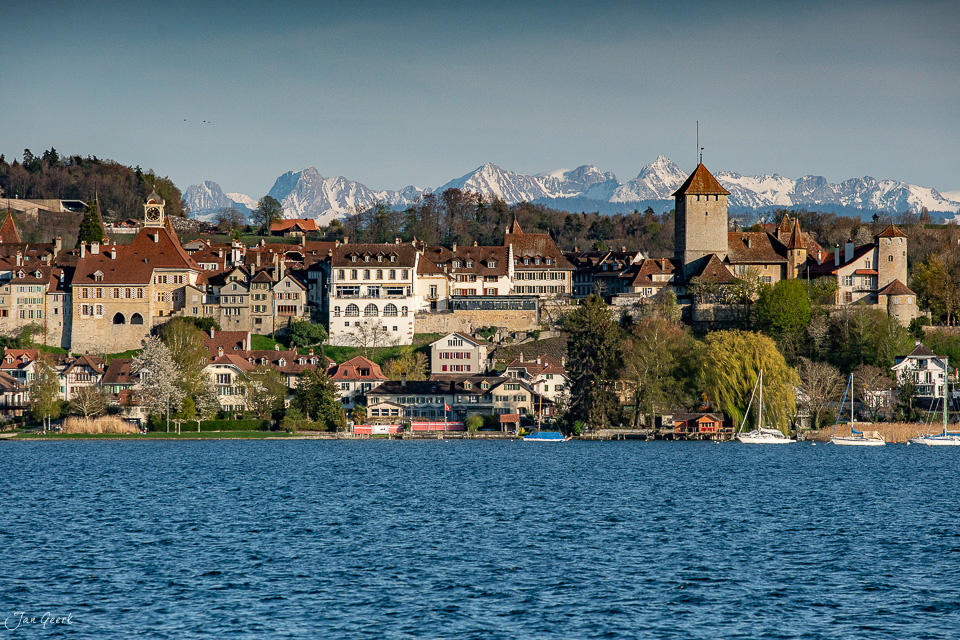 Murten Seeufer mit Altstadt, Schloss und Alpenpanorama im Frühling, Westschweiz – Jan Geerk Fotograf Basel