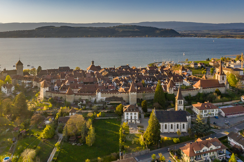 Mittelalterliche Stadt Murten am Murtensee mit Burgmauern und Kirche im Frühlingslicht, Seeland Schweiz – Jan Geerk Fotograf Basel