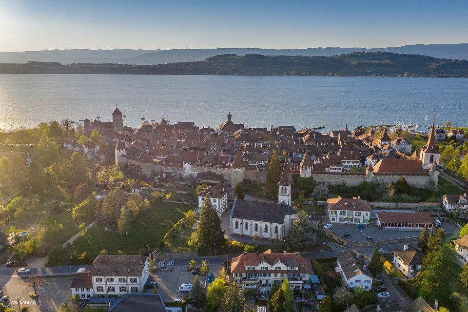 Luftaufnahme der mittelalterlichen Stadt Murten am Murtensee mit Schloss und Stadtmauer, Frühlingslicht, Schweiz – Jan Geerk Fotograf Basel
