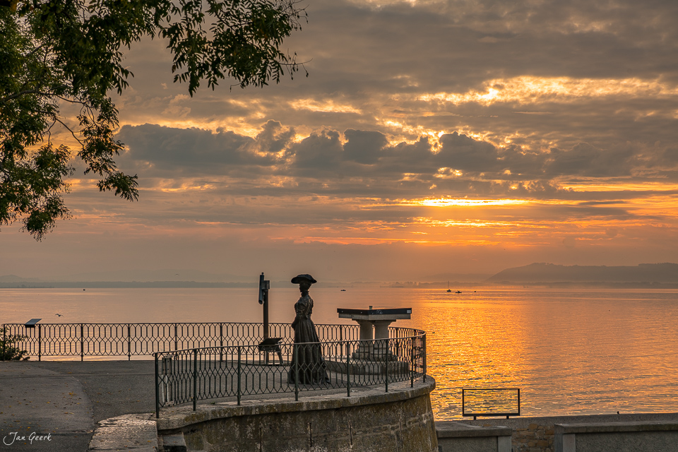 Sonnenuntergang am Neuenburgersee mit Statue und Geländer, herbstliche Stimmung, Seeland Schweiz – Jan Geerk Fotograf Basel