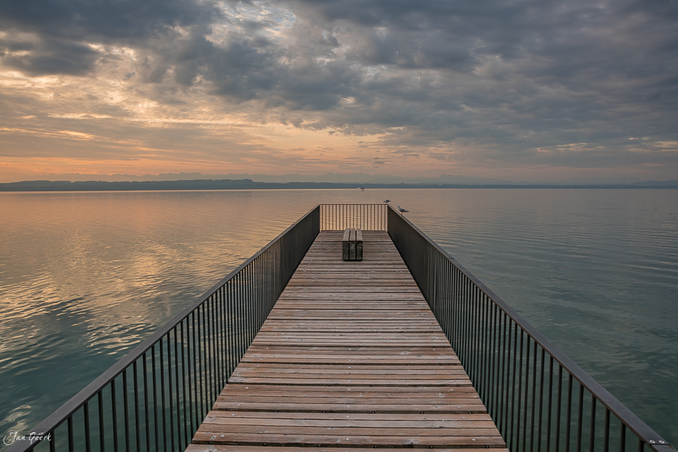 Holzsteg am Neuenburgersee mit Herbststimmung und dramatischem Himmel in der Schweiz – Jan Geerk Fotograf Basel