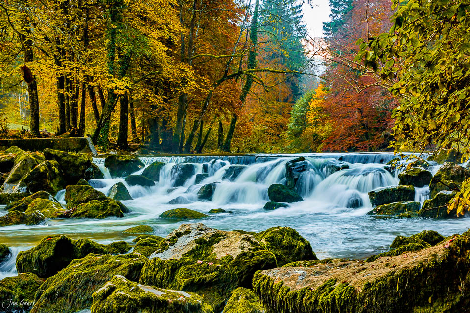Gorges de l'Areuse Wasserfall Herbst Neuenburg Schweiz – Jan Geerk Fotograf Basel