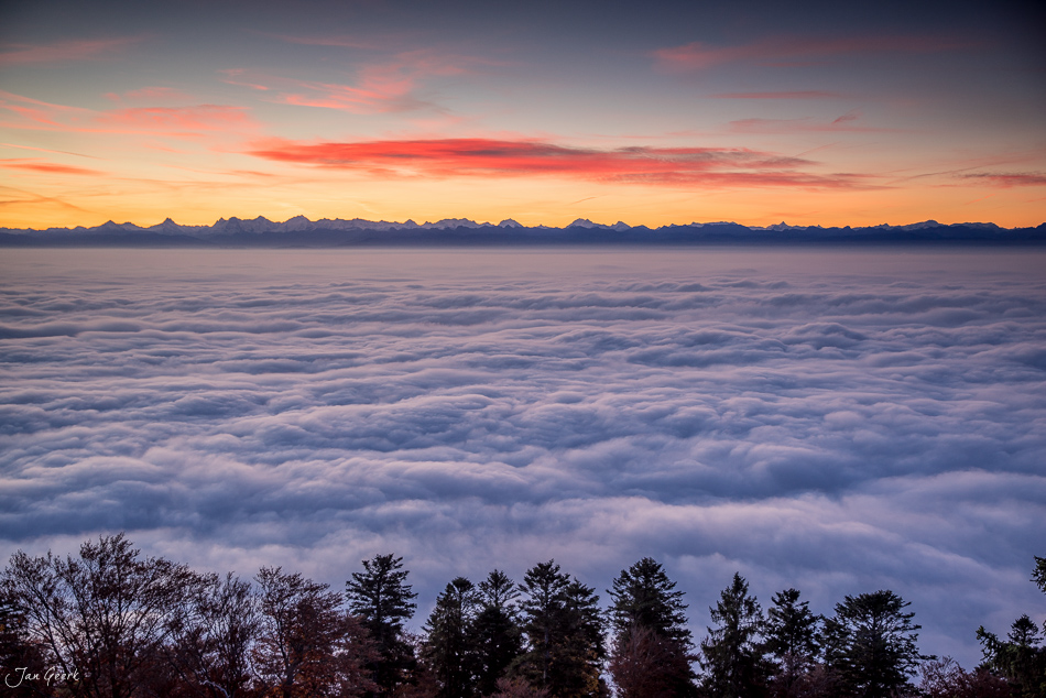 Nebelmeer und Alpenkette bei Sonnenaufgang vom Chaumont im Herbst, Neuenburg Schweiz – Jan Geerk Fotograf Basel