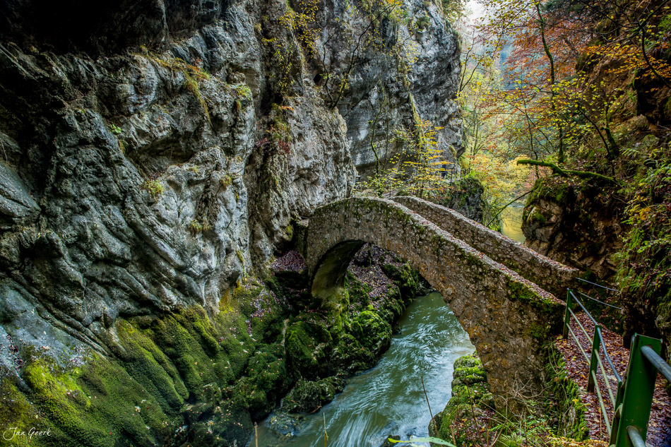 Steinerne Brücke über Fluss in Schlucht Gorges de l'Areuse Herbst Jura Schweiz Jan Geerk Fotograf Basel