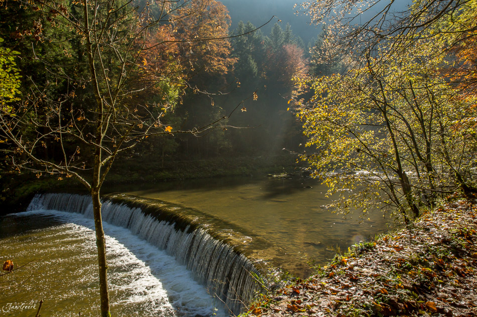 Wasserfall in den Gorges de l'Areuse mit herbstlich gefärbten Bäumen und Herbstlicht in der Schweiz – Jan Geerk Fotograf Basel