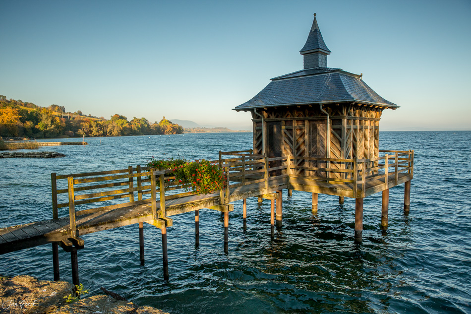 Historisches Bootshaus am Neuenburgersee in Gorgier mit Holzsteg, Herbststimmung, Seeland Schweiz – Jan Geerk Fotograf Basel