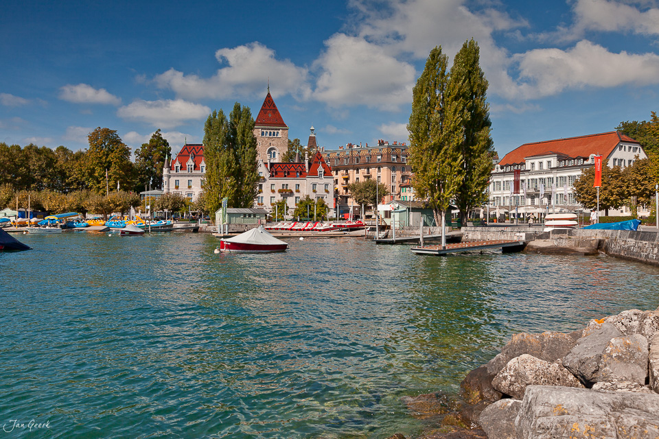 Schloss am Genfersee in Lavaux mit Booten, Pappeln und historischen Gebäuden im Sommer, Waadt Schweiz – Jan Geerk Fotograf Basel