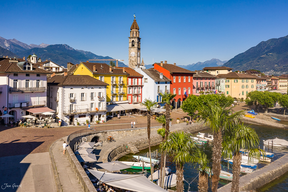 Ascona Altstadt mit farbigen Häusern, Kirchturm und Seeufer an sonnigem Sommertag, Tessin Schweiz – Jan Geerk Fotograf Basel