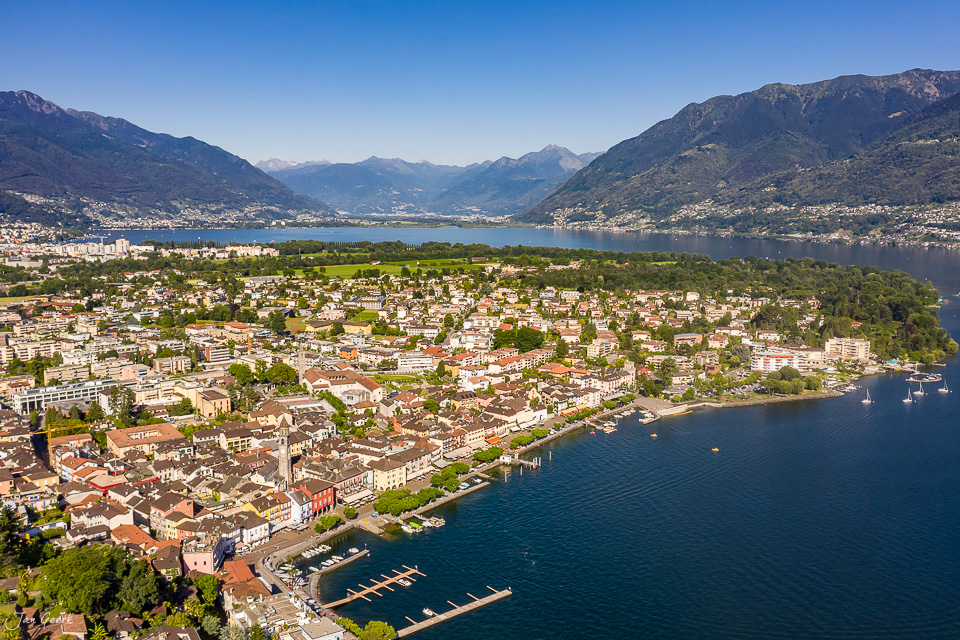 Luftaufnahme Ascona mit Lago Maggiore, Altstadt und Bergen im Sommerlich - Jan Geerk Fotograf Basel