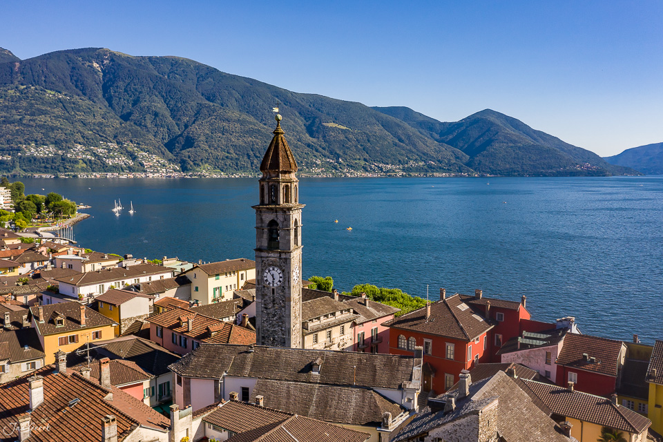 Kirche mit Glockenturm in Ascona am Lago Maggiore, Tessin, Schweiz – Luftaufnahme von Jan Geerk Fotograf Basel