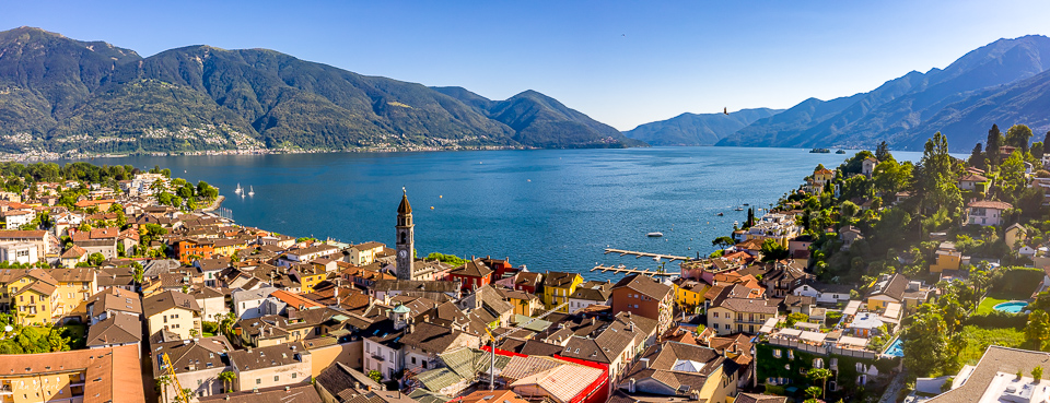 Luftaufnahme von Ascona am Lago Maggiore mit Bergpanorama, Sommerlichtstimmung, Tessin Schweiz – Jan Geerk Fotograf Basel