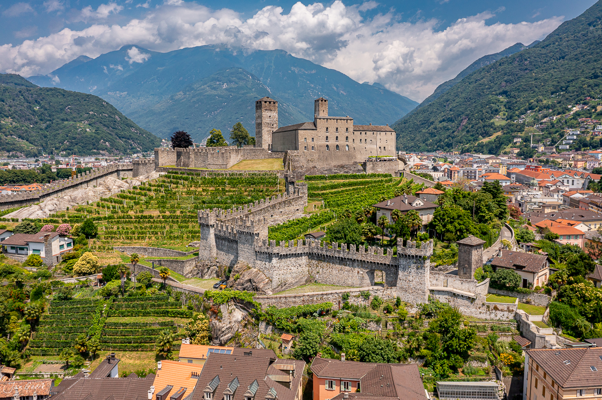 Castelgrande Luftaufnahme Sommertag grüne Weinberge Berge Tessin Schweiz Jan Geerk Fotograf Basel