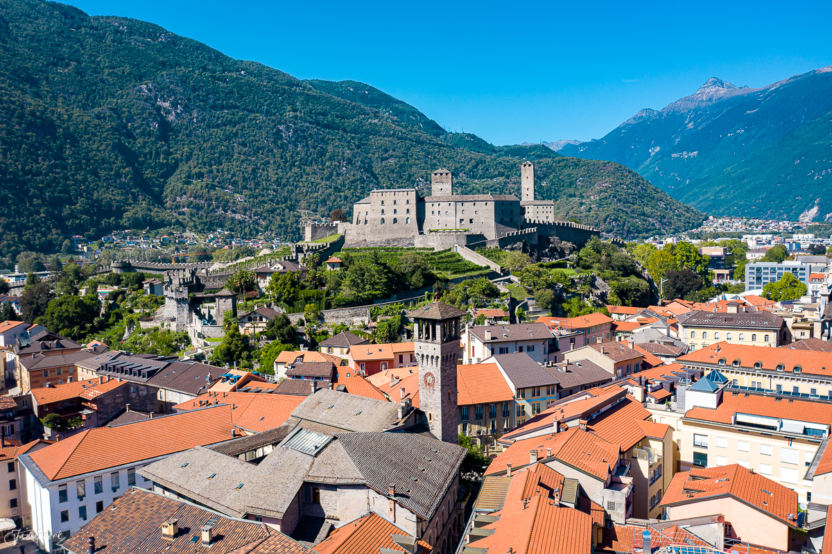 Luftaufnahme Bellinzona Altstadt mit Castelgrande Burganlage, Sommerlich klares Licht, Tessin Schweiz – Jan Geerk Fotograf Basel